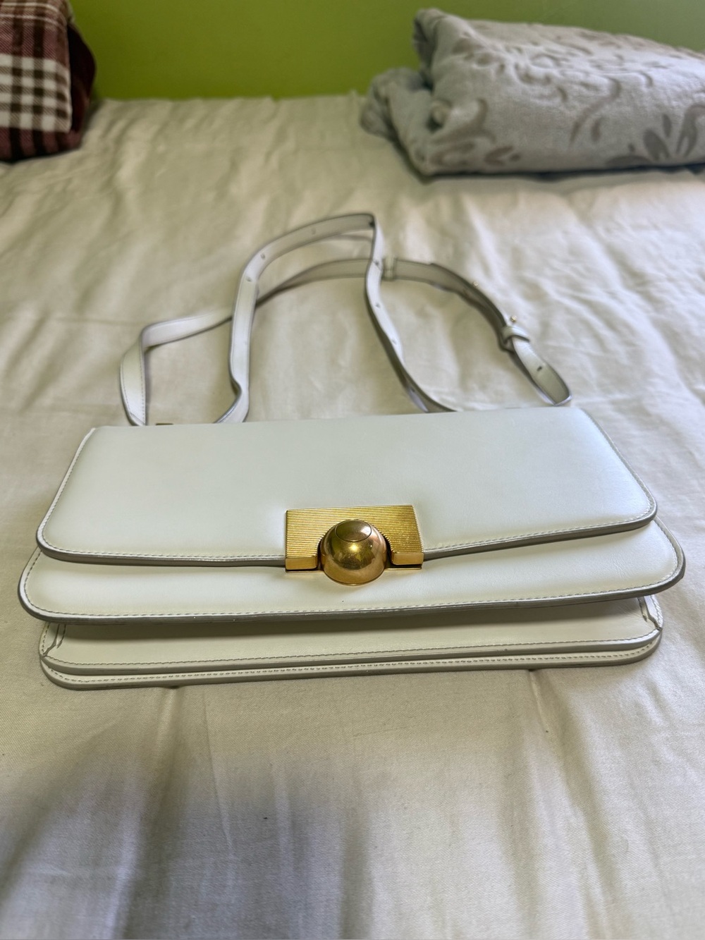 Bottega Veneta shoulder bag
The Classic Leather White